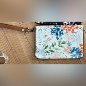ThirtyOne wristlet - white